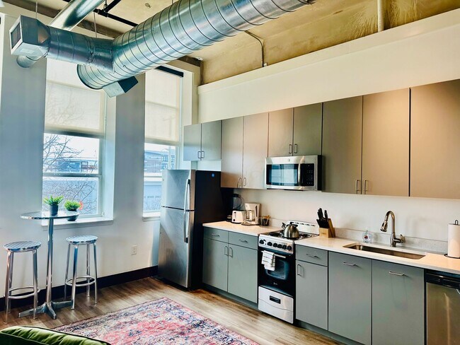 Building Photo - Charming Studio Apartment | Historic Character | Pet-Friendly Living