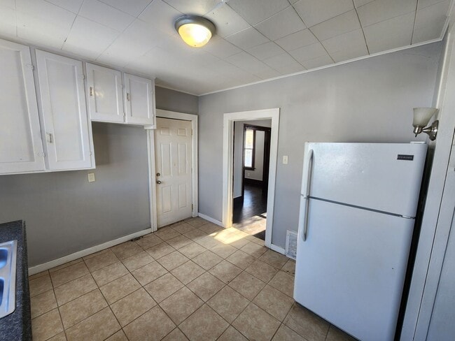 Building Photo - 3 Bedroom Home with 2 Car Detached Garage in East Moline