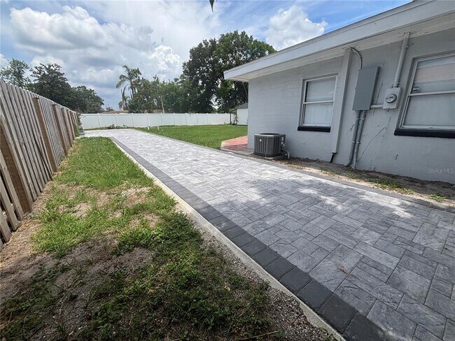 Building Photo - 6035 Sage Dr