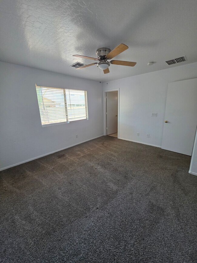 Building Photo - 4 Bedroom 2 Bath- Litchfield Park