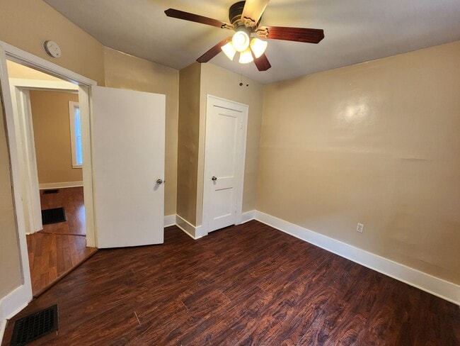 Building Photo - 3 Bedrooms, 1.5 Bath Brick Bungalow with Basement & Large Yard.  Close to UofL.