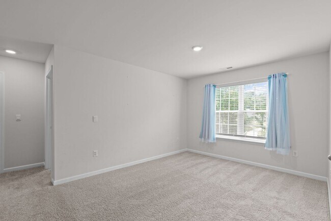 Building Photo - Stunning 5 Bedroom Home with a Fully Fence...