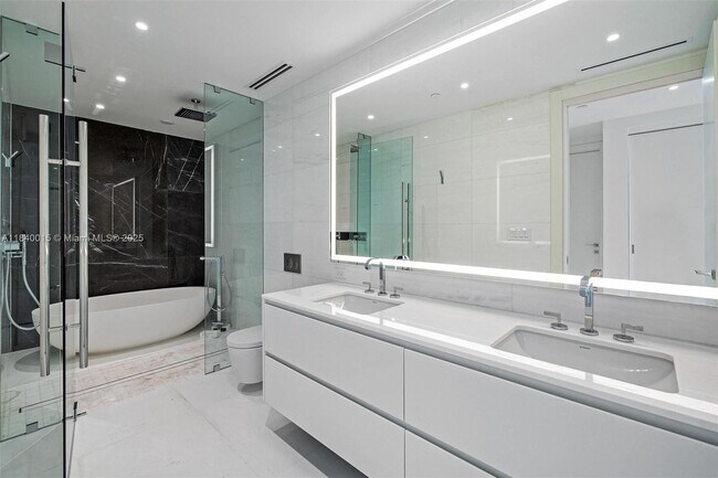 Building Photo - 300 Biscayne Blvd Way