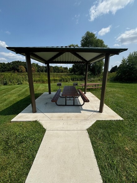 Building Photo - 831 N Pontiac Trail