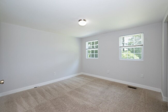 Building Photo - Three Bedroom Home!