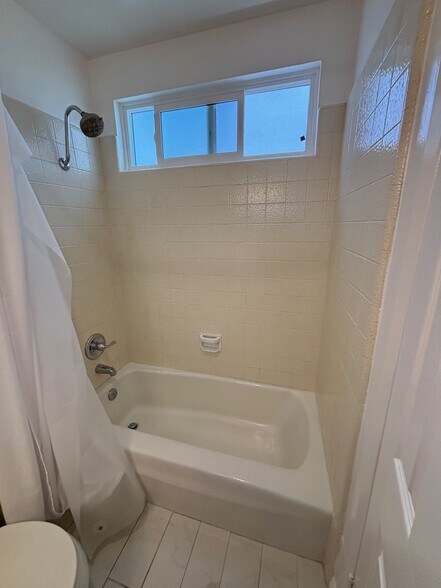 Master Bath - 420 Marine Pl