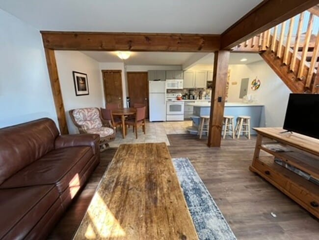 Building Photo - Winter Seasonal Lease! Sun filled, furnished and ready for you!