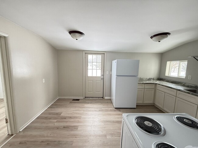 Building Photo - 107 Sager Rd