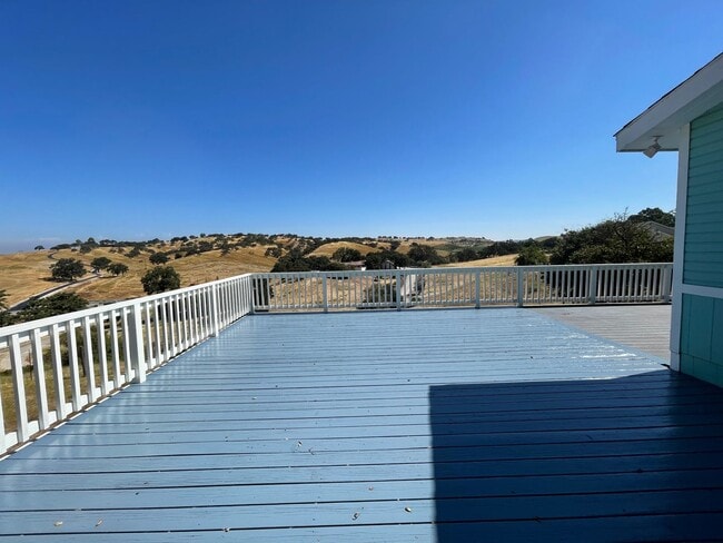 Building Photo - Country Living Meets Livestock-Friendly Co...