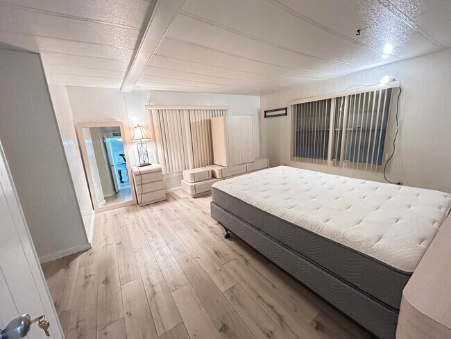 Building Photo - 8888 Kings Dr