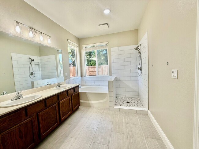 Building Photo - Beautiful home near Woodcreek high school