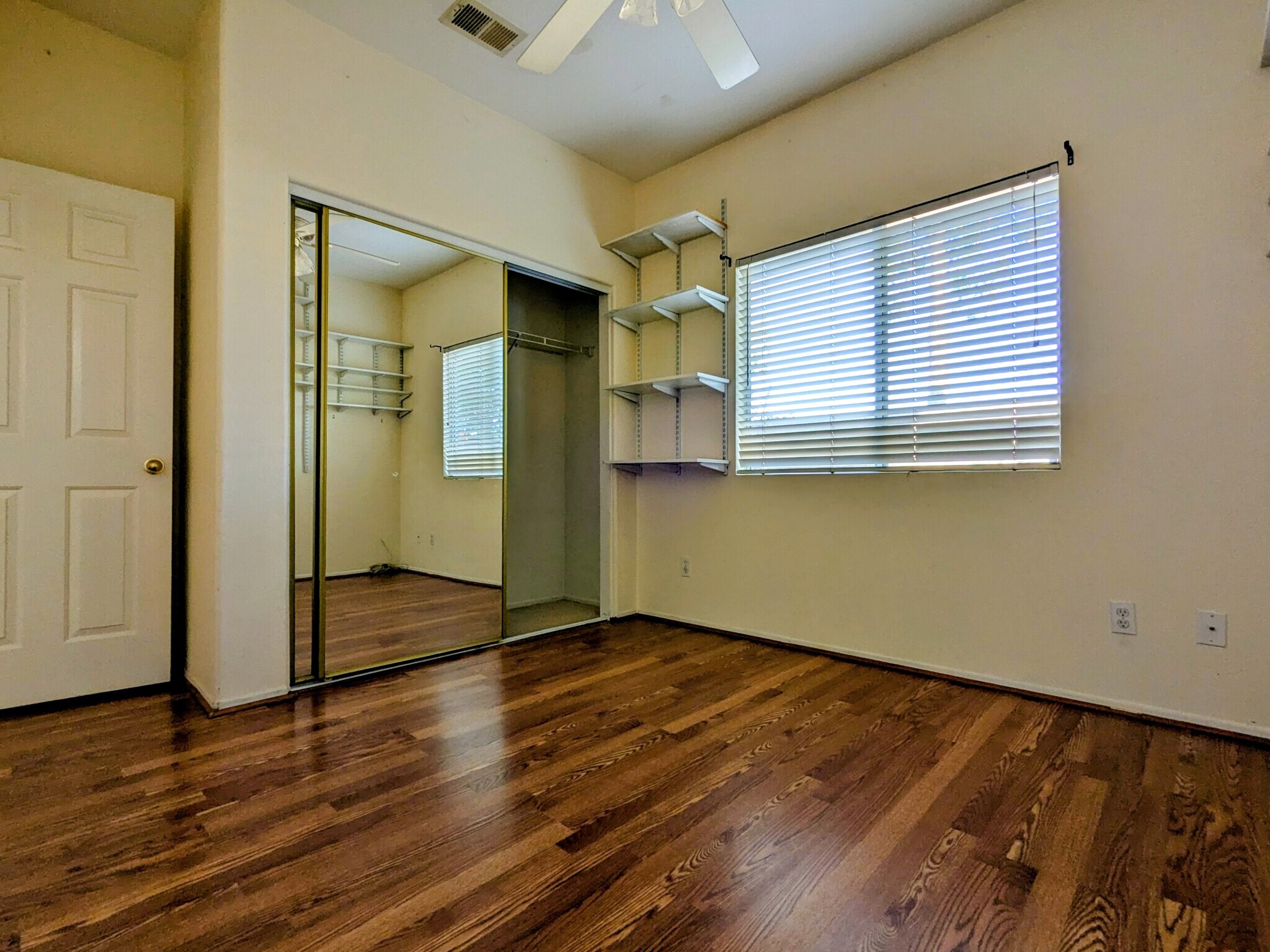 Building Photo - 904 Calle Mar Vis