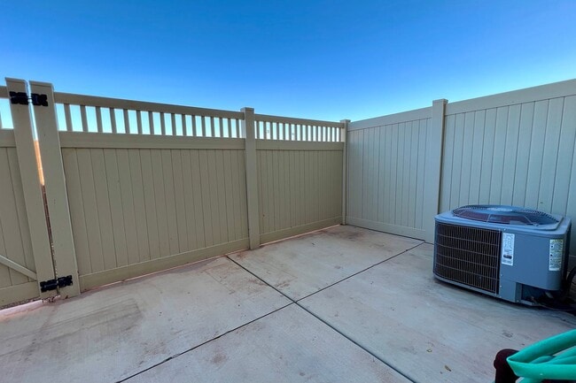 Building Photo - Blackhawk Townhome! Incredible Amenities!!