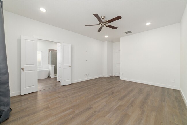 Building Photo - 919 Golden Willow Ln