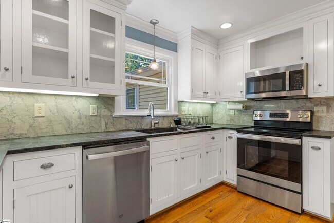 Building Photo - 112 N Rockview Dr