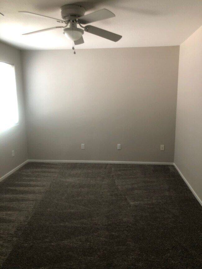 Building Photo - GREAT TOWNHOME LOCATED IN GATED COMMUNITY!!