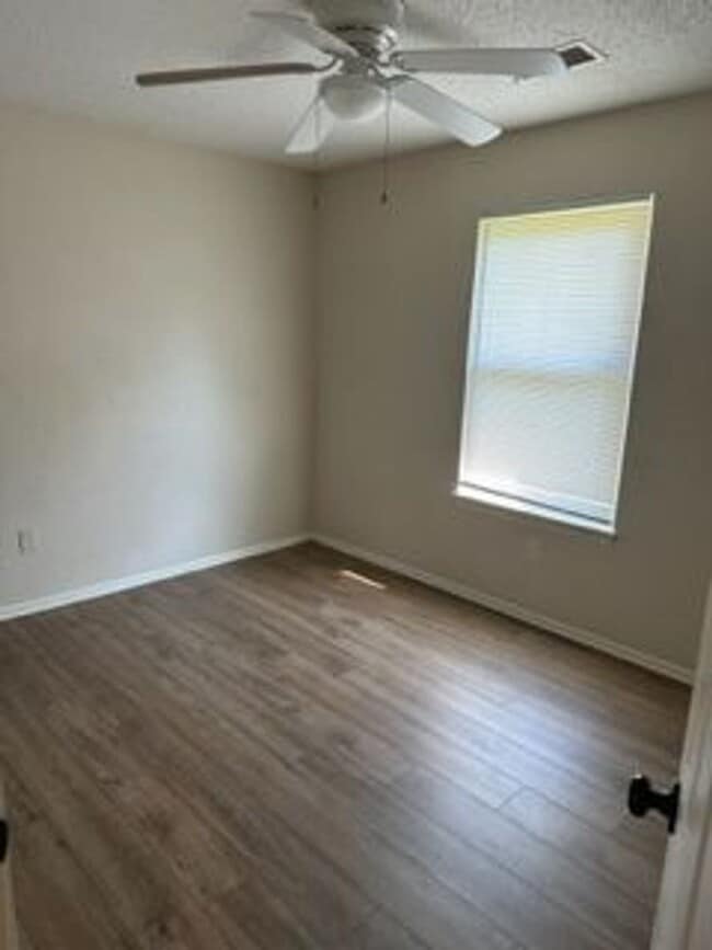 Building Photo - 3 Bed/1.5 Bath Home in Lees Summit!