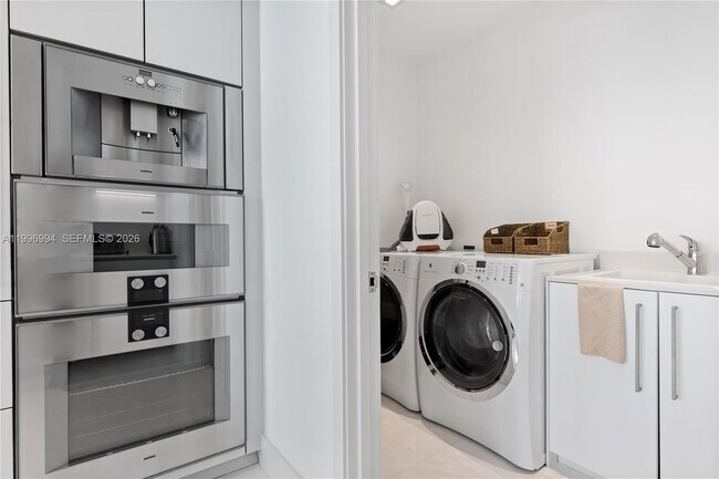 Building Photo - 16901 Collins Ave