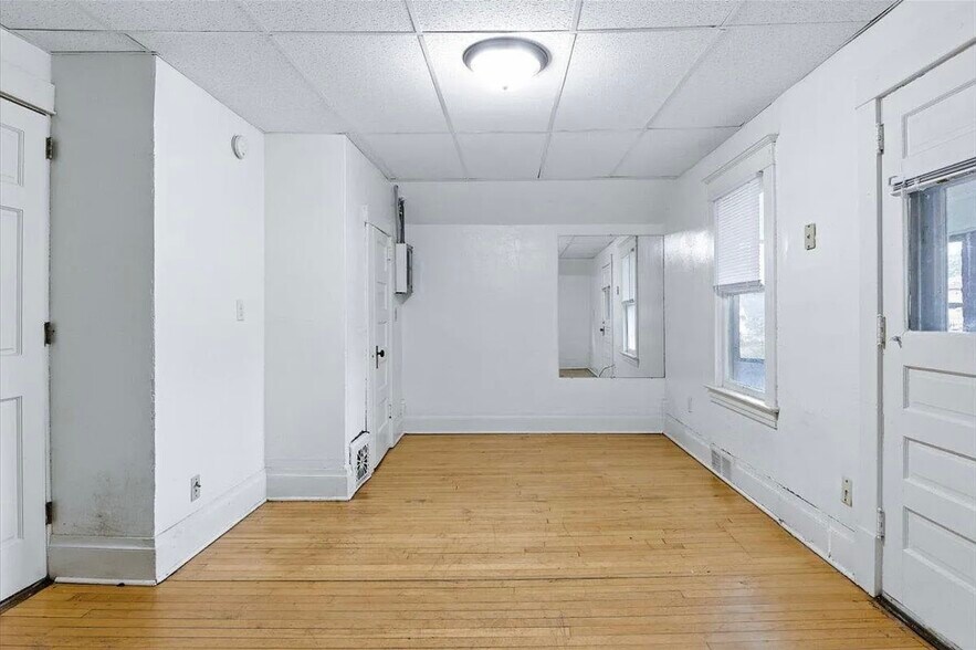 Building Photo - 612 7th Ave S