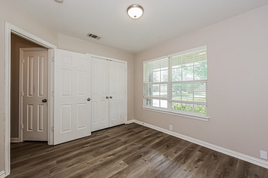 Building Photo - 1813 Sparrow Ln
