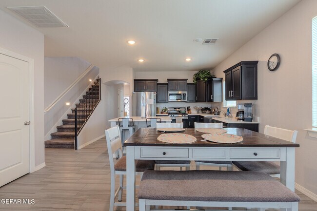 Building Photo - 305 Del Palmar