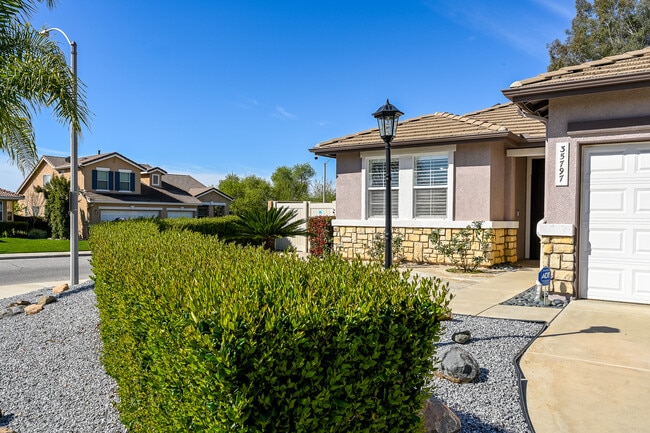 Building Photo - 35797 Rosedown Ln