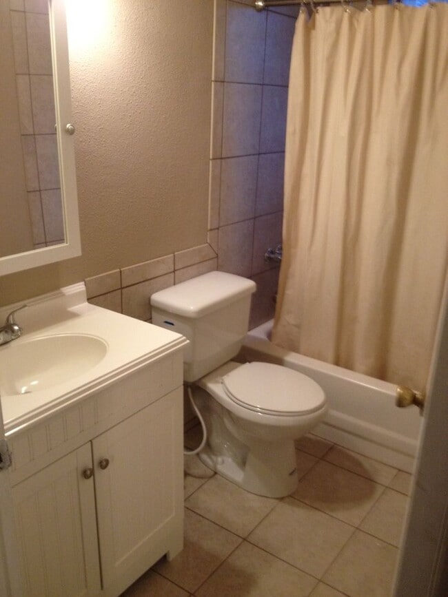 Building Photo - 3 bed 1.5 bath near Baum Stadium