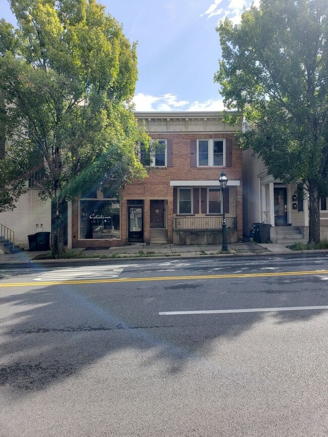 Building Photo - 642 N New St