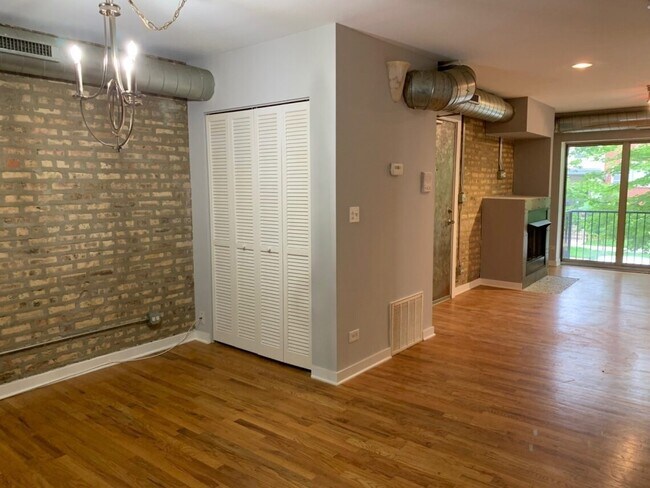Building Photo - 7508 N Damen Ave