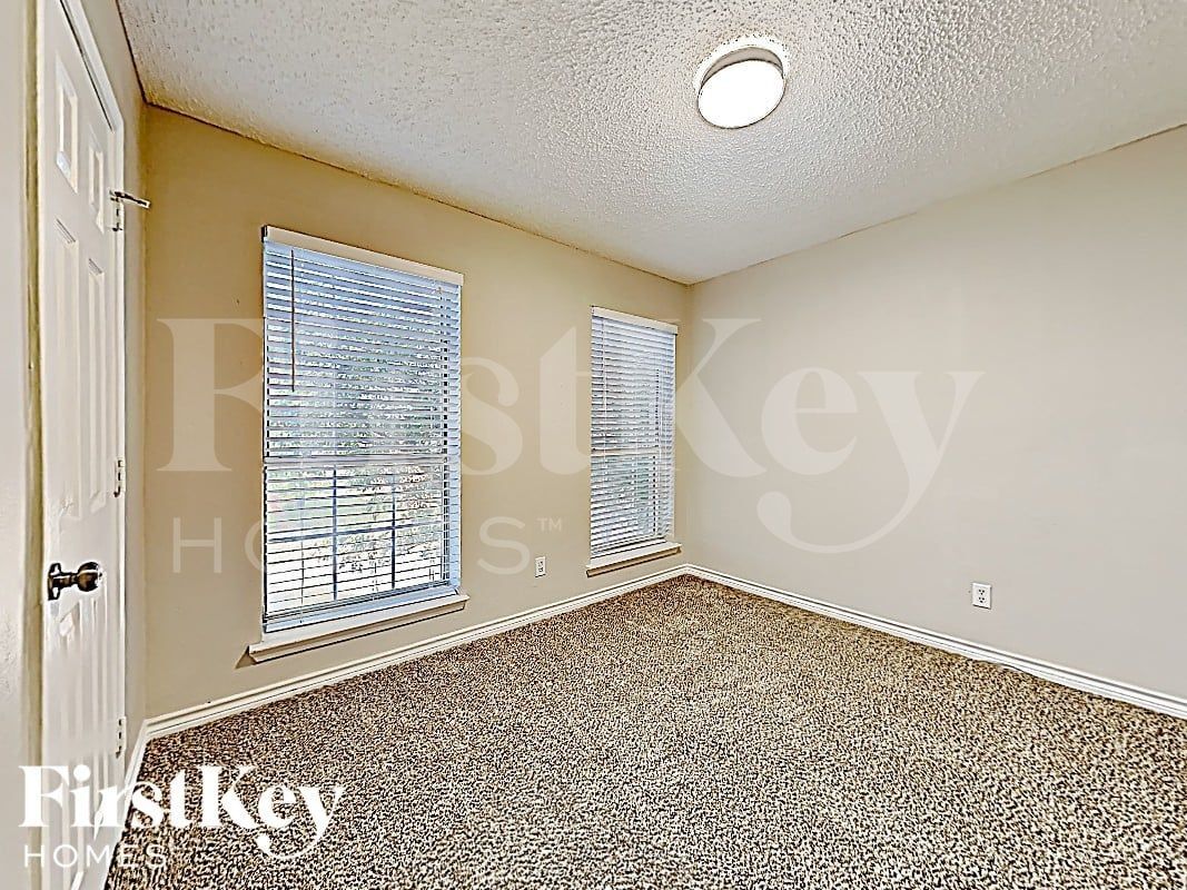 Building Photo - 5611 Chimney Rock Dr