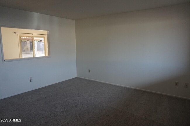 Building Photo - 296 Kings Way