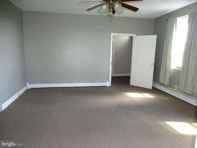 Building Photo - 1410 Gillan Dr
