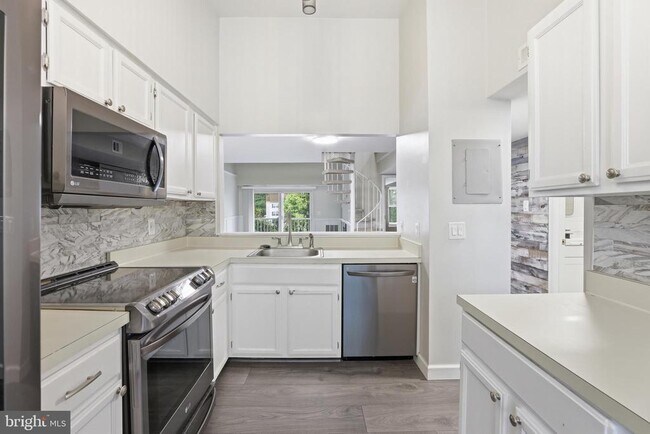 Building Photo - 20309 Beaconfield Terrace