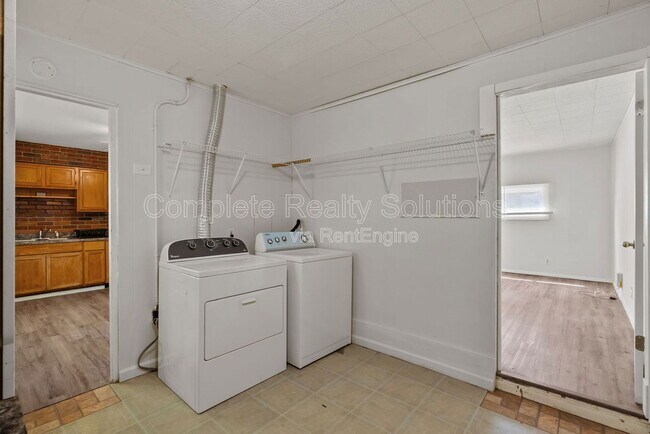 Building Photo - 9724 Dennis Dr