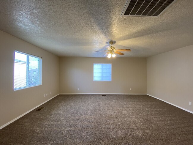 Building Photo - LOTS OF SPACE - LARGE 3 BR PLUS LOFT!