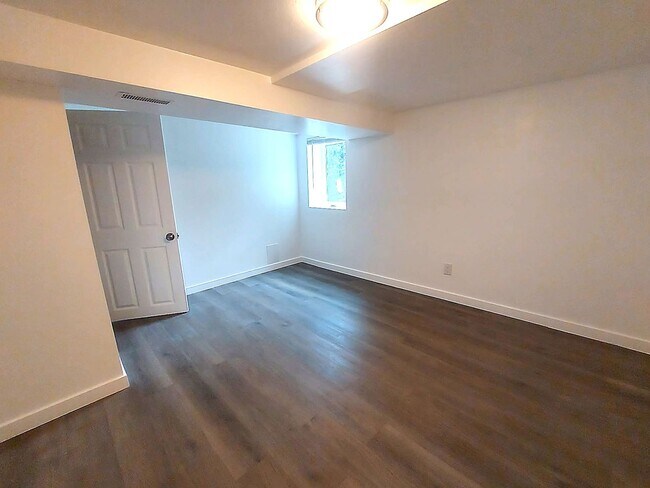 Building Photo - Spacious 4BD/3BA with Fenced Yard & Front Porch in North Seattle!
