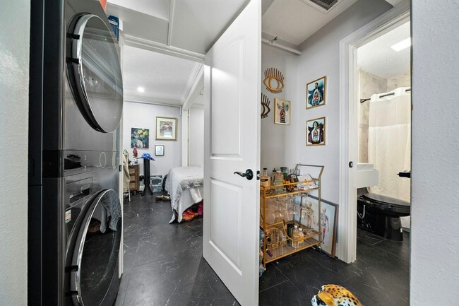 Building Photo - 609 Sealy Ave