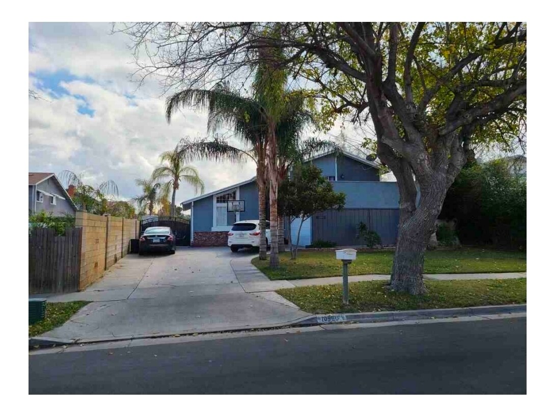 Building Photo - 10960 Cochran Ave