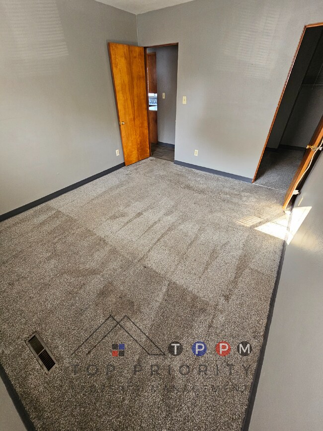 Building Photo - 1 Bedroom | 1 Bathroom Unit in Waterloo Av...