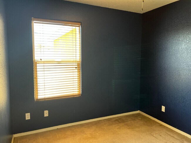 Building Photo - Cozy 3 Bedroom 2 Bathroom Home In The NW!