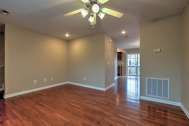 Building Photo - 2121 S Greenwood Dr