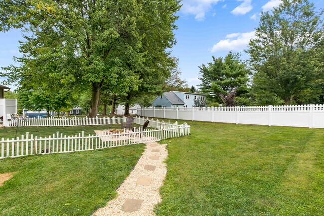 Building Photo - 24 Knollwood Dr