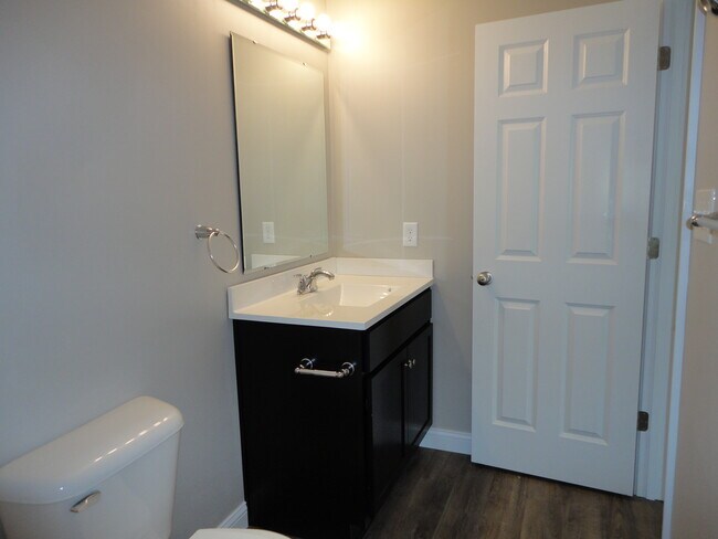Hall Bathroom - 3130 Burlew Blvd