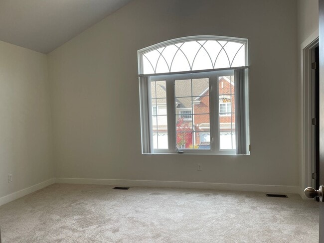 Building Photo - 3 Bedroom, 2 1/2 Bath, Townhouse w/ 2-Car Garage by Stoney Creek, Shelby Township