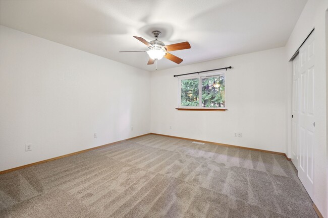 Building Photo - Move in Ready! 3 bed 2.5 bath duplex - Nor...