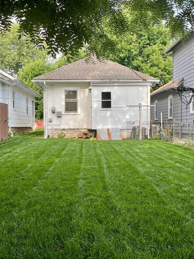 Building Photo - Charming Renovated 2 Bedroom Bungalow