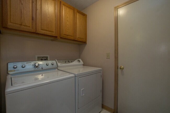 Building Photo - 6657 Delburn Ct
