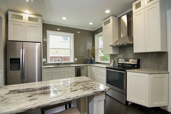 Building Photo - Modern Upgrades in Clifton