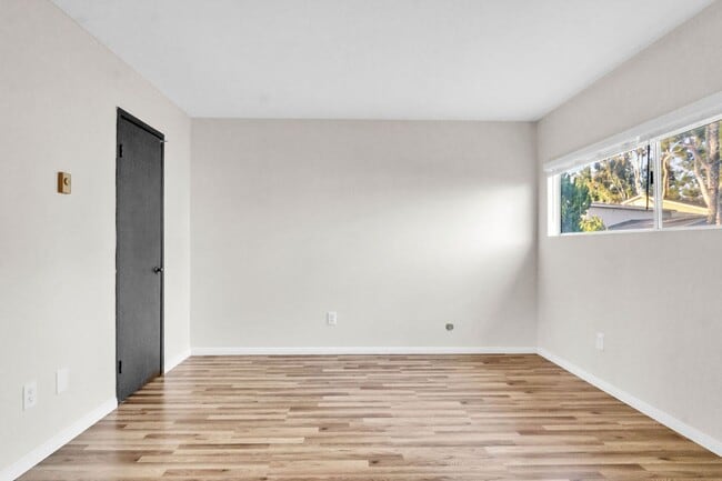 Building Photo - Great three bedroom townhome in UTC! Avail...