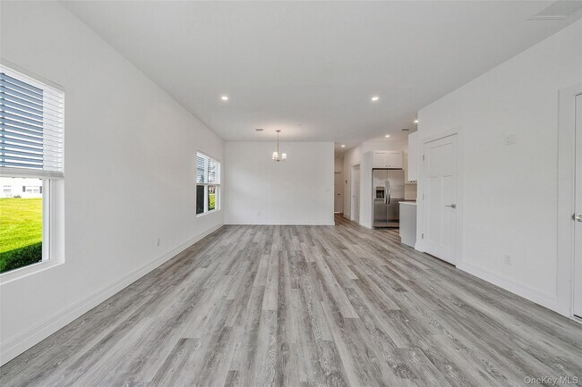 Building Photo - 725 Eastview Dr